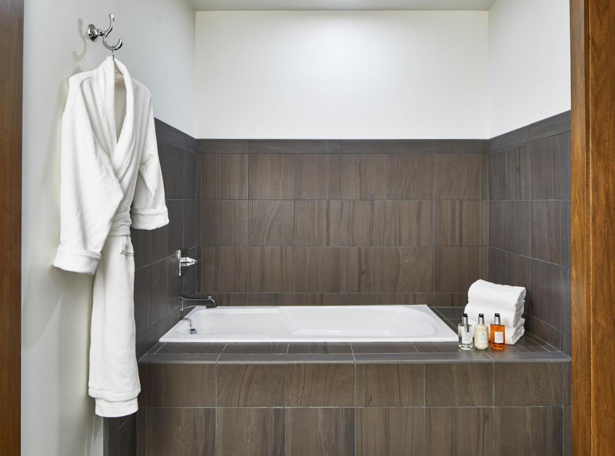 The Hotel Landing Wayzata Екстер'єр фото